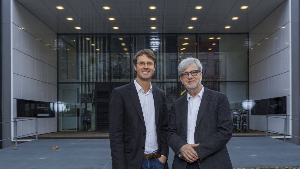 ENavi Spokesperson Ortwin Renn (right) and ENavi Scientific Manager Stefan Stückrad (left) in front of the Berlin Efficiency House Plus of the Federal Environment Ministry.