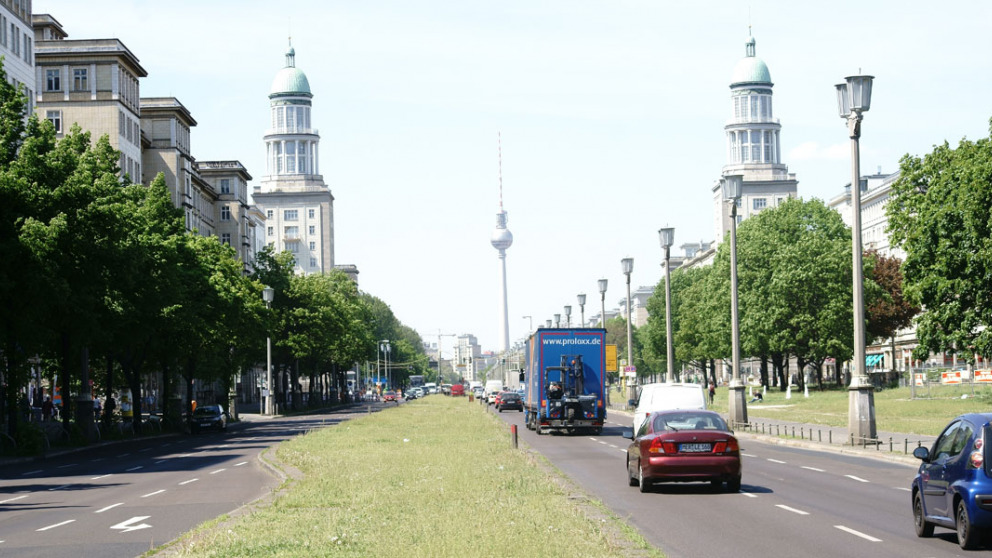 The proposed greening of several parking spaces on Karl-Marx-Allee has stirred controversy. 