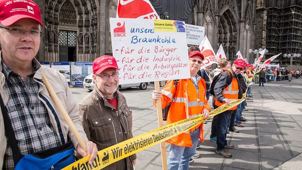 Rund 500 Demonstranten versammelten sich am 21. Mai 2015 in Köln, um gegen die Klimaabgabe auf ältere Kraftwerke Stellung zu beziehen. Mit einer Menschenkette um den Kölner Dom und der Verteilung von Braunkohle-Tütchen machten sie auf sich aufmerksam. © Markus Feger