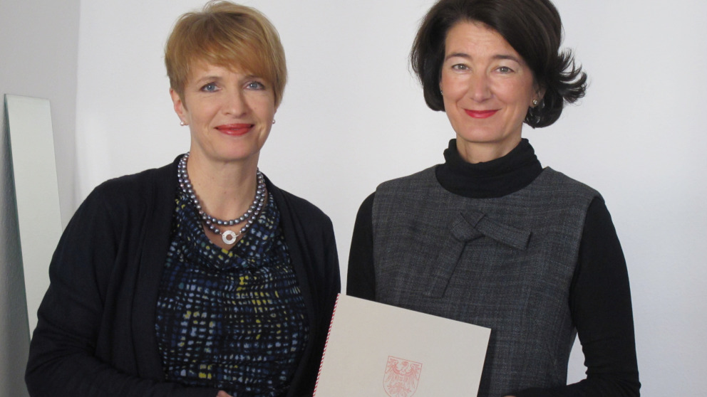 Patrizia Nanz (rechts) erhielt ihre Ernennungsurkunde von der brandenburgischen Forschungsministerin Martina Münch. ©MWFK