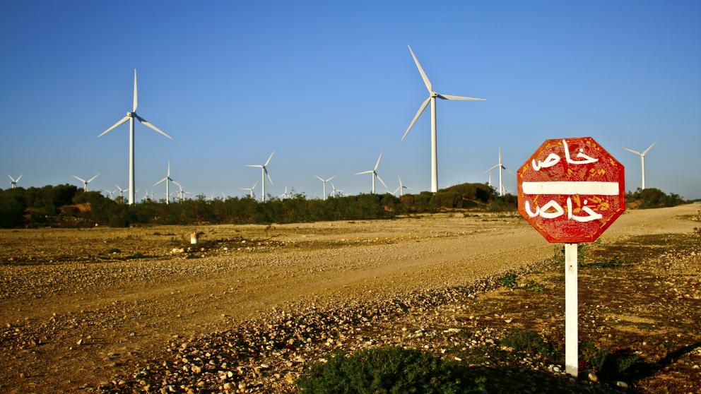 Windräder in Marokko. In dem nordafrikanischen Land gibt es starke politische Unterstützung für erneuerbare Energiequellen. (c) istock/VerdeeProduction