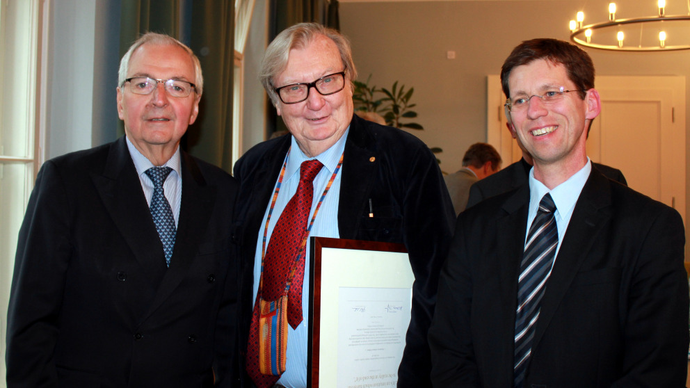 Carlo Rubbia (Mitte) mit Exekutivdirektor Klaus Töpfer (links) und dem Wissenschaftlichen Direktor Mark Lawrence.