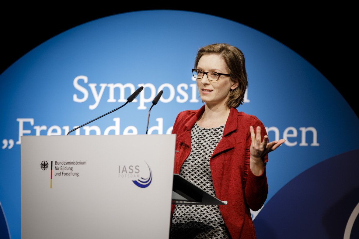 A social contract between science and society must create the political framework within which “knowledge and expertise are provided free from bias and for the good of society”, said Lisa Herzog.
