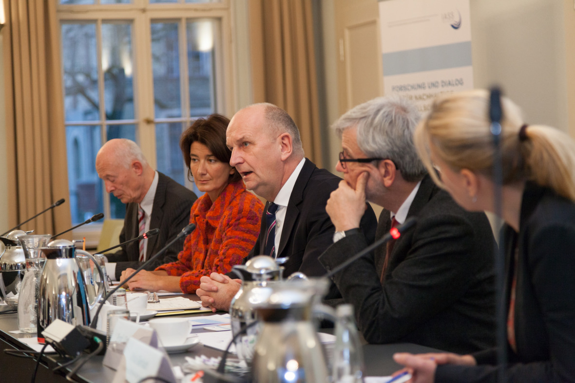 A discussion of Brandenburg’s energy and climate policy with (from left to right) Hans Joachim Schellnhuber (PIK), Patrizia Nanz (IASS), Dietmar Woidke, Governor of Brandenburg, Ortwin Renn (IASS), and Viola Gerlach (IASS, moderator).