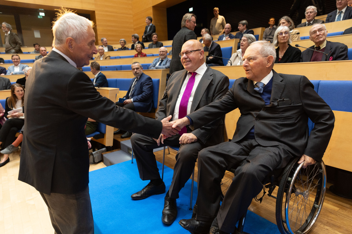 Klaus Töpfer begrüßt Wolfgang Schäuble und Peter Altmaier.