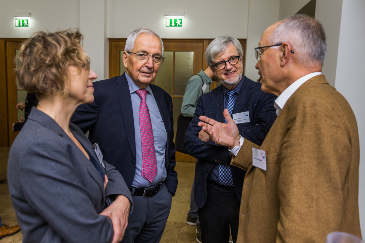 Klaus Töpfer und Ortwin Renn im Gespräch mit Ingeborg Niestroy (IASS) und Manfred Konukiewitz (Bundesministerium für wirtschaftliche Zusammenarbeit und Entwicklung)