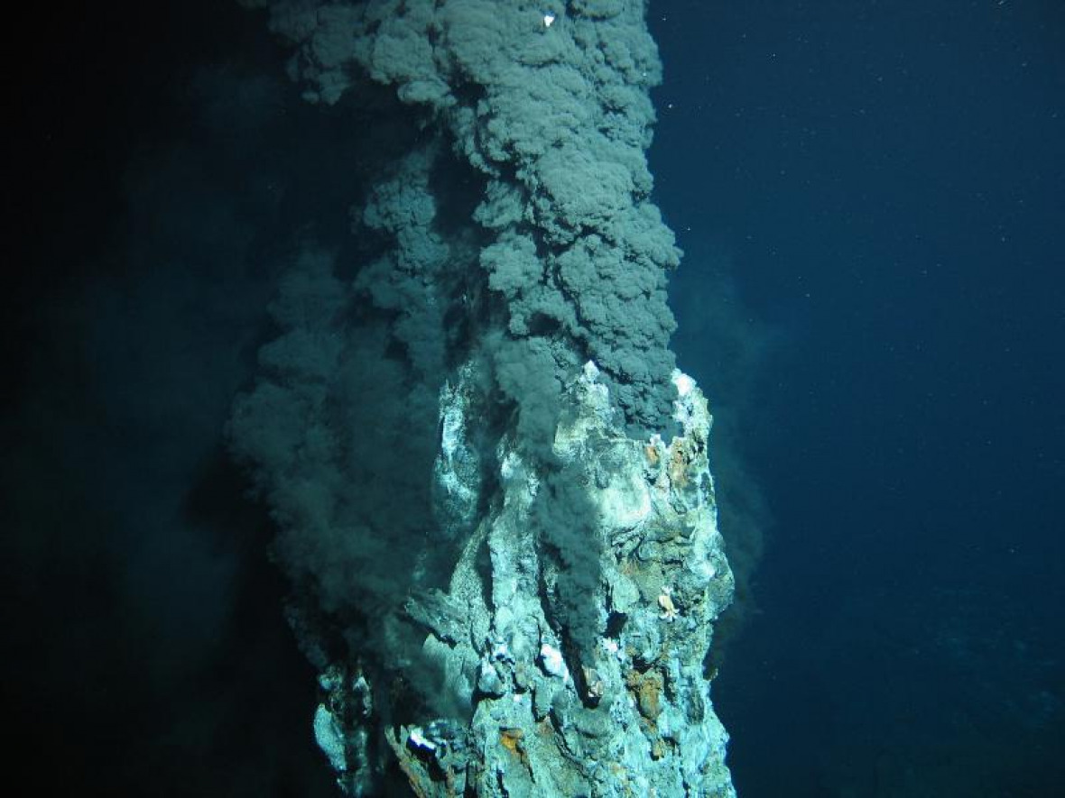 Ein Schwarzer Raucher auf dem mittelatlantischen Rücken in etwa 3000 Metern Tiefe. Das Foto entstand während einer Expedition mit dem deutschen Forschungsschiff METEOR auf der Fahrt M78-2. Foto: ROV KIEL 6000, GEOMAR