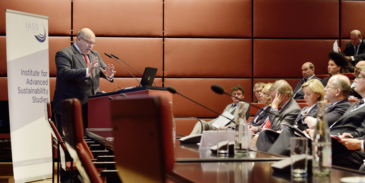 Bundesumweltminister Peter Altmaier spricht über die Energiewende. Foto: Ingenweyen/IASS