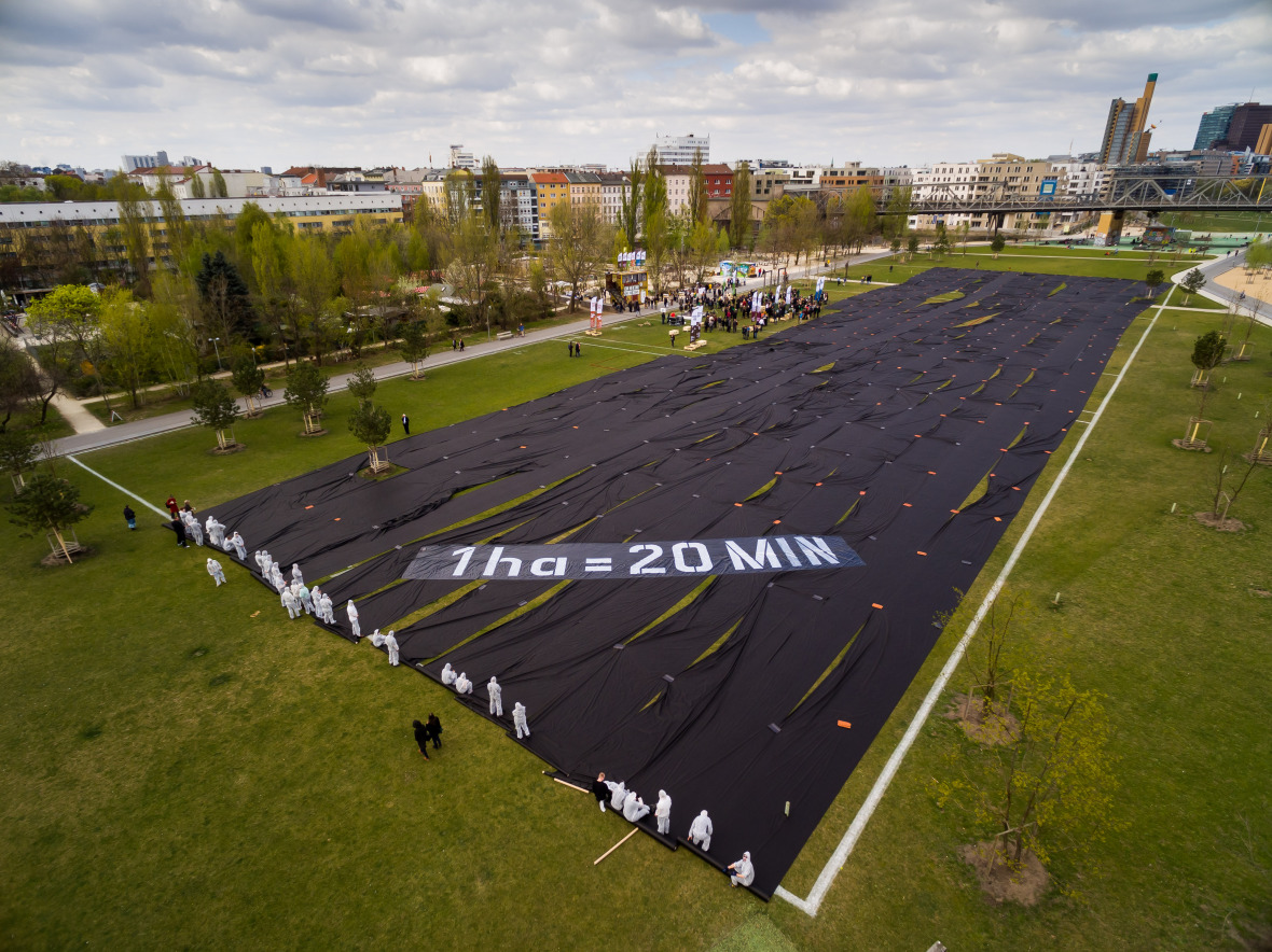 Schwarzes Feld: Zur Eröffnung der Ausstellung wurde die Fläche von einem Hektar symbolisch versiegelt. (c)IASS