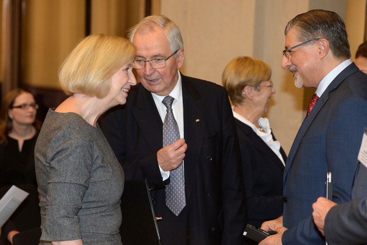 Klaus Töpfer mit Bundesbildungsministerin Johanna Wanka und Adnan Z. Amin (Generaldirektor von IRENA). (c) IASS/David Ausserhofer