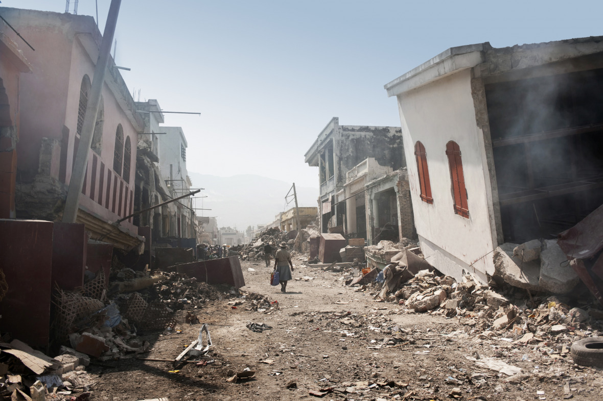An einem besseren Risikomanagement bei Naturgefahren wie Erdbeben arbeitet die Forschungsplattform Geo.X. Das Foto zeigt eine Straße nach dem Erdbeben in Haiti im Jahr 2010. ©istock/Claudiad