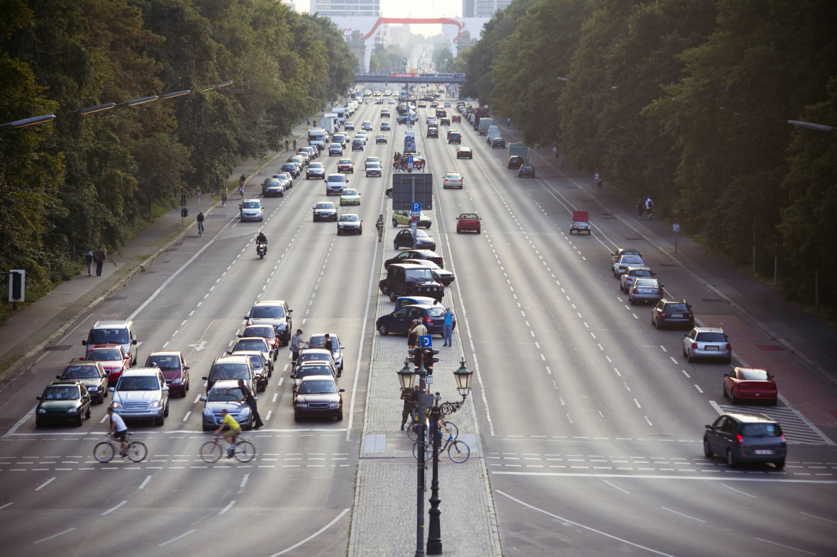 Der Straßenverkehr ist eine Hauptquelle von Ozon-Vorläufern. (c) istock/napthtalina