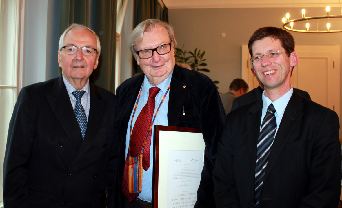 Carlo Rubbia (Mitte) mit Exekutivdirektor Klaus Töpfer (links) und dem Wissenschaftlichen Direktor Mark Lawrence.