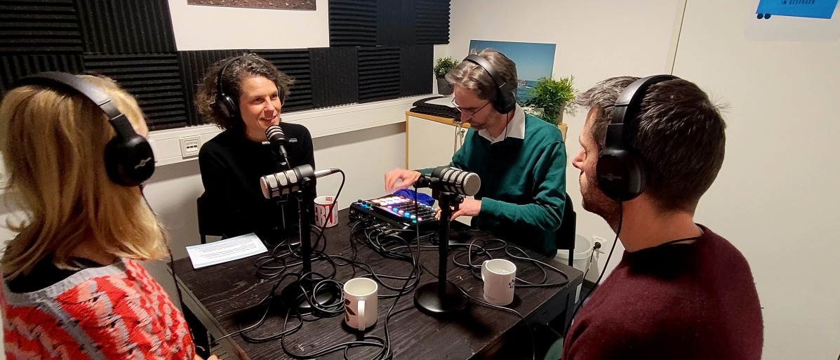 Aufnahme des Podcasts „Wissenschaft und Politik im Gespräch“ mit Moderatorin Julia Vismann und #FactoryWisskomm-Fellow Sébastien Vannier. 