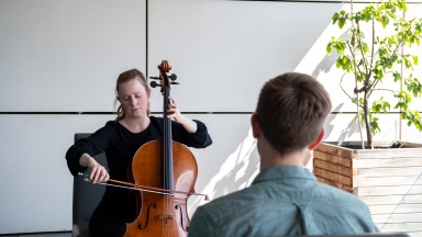 The Potsdam Chamber Academy (Kammerakademie Potsdam) is among the orchestras that are embracing the idea of sustainability. In July 2023, the musicians offered special one-on-one concerts at RIFS as part of the conference "Developing the Orchestra Sustainably”. 
