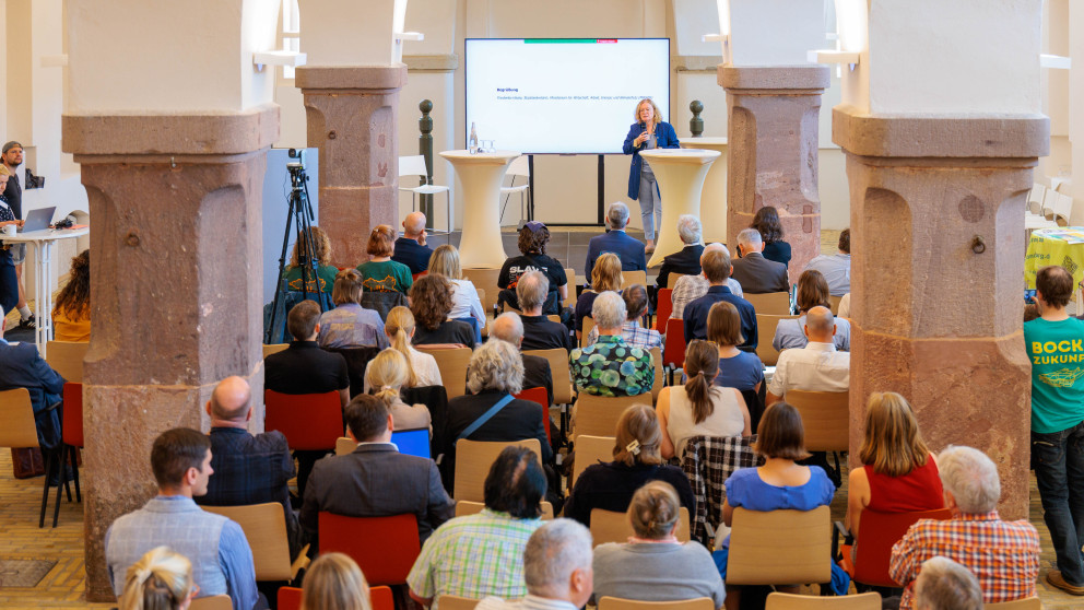Friederike Haase, Staatssekretärin im Ministerium für Wirtschaft, Arbeit, Energie und Klimaschutz des Landes Brandenburg, hob den Beitrag der Nachhaltigkeitsplattform zur politischen Meinungsbildung in Brandenburg hervor.