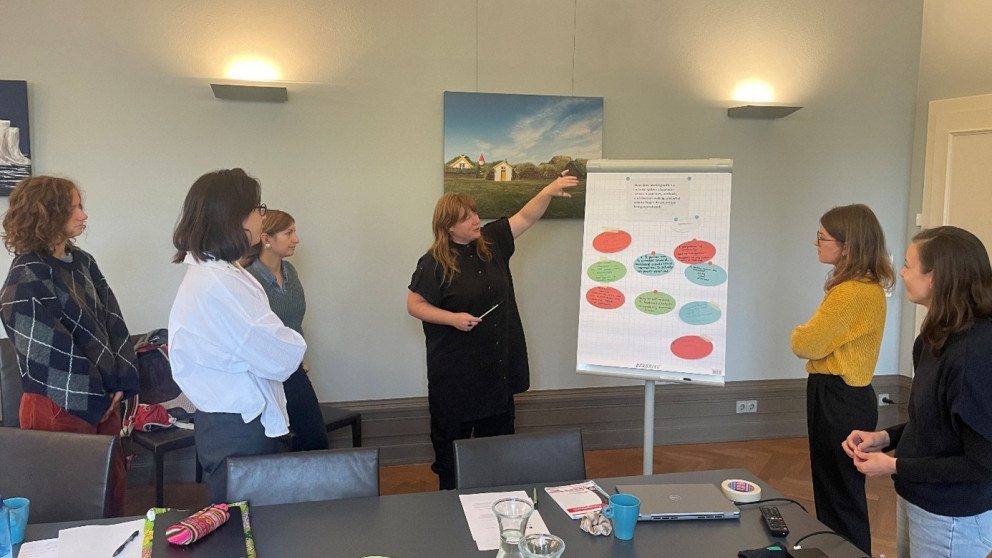 Forschung anders zu betreiben bedeutet, zuerst zuzuhören, Macht neu zu verteilen und Beziehungen aufrechtzuerhalten, auch wenn die Systeme um uns herum dies erschweren.