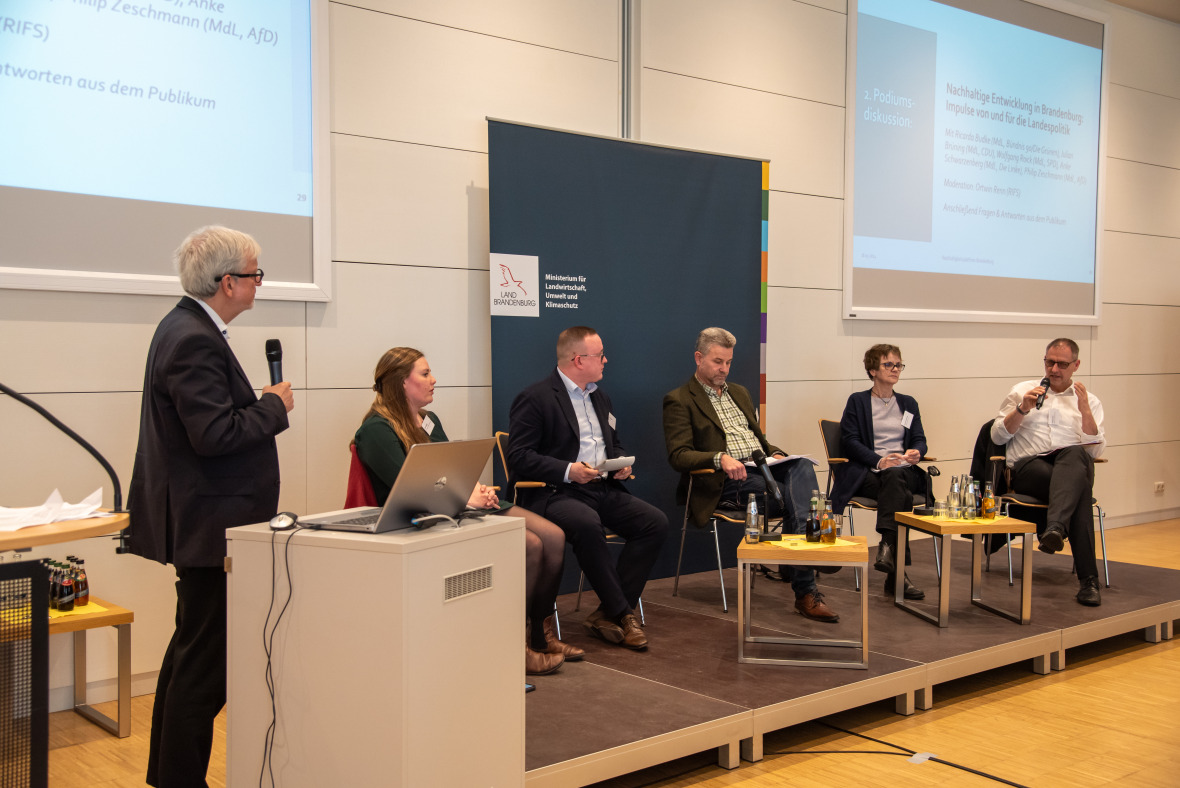 Plenarveranstaltung Nachhaltigkeitsplattform Diskussion mit Landespolitikern