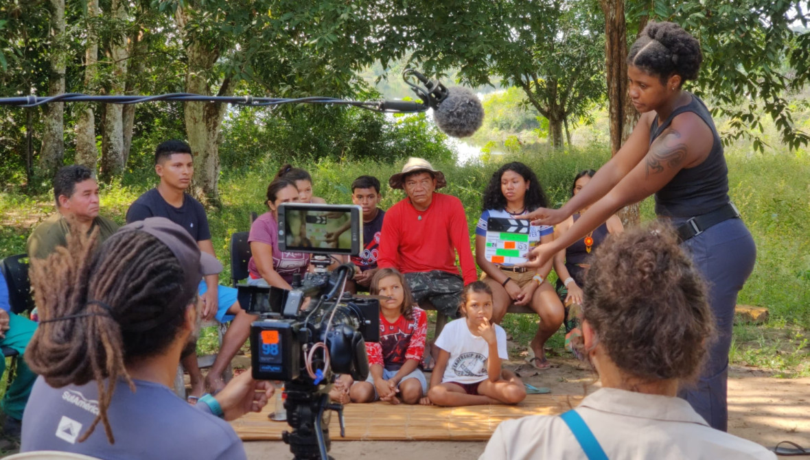 Cecilia Oliveira, Mariana Lacerda and the film production crew in the community of Igapó-Açu.