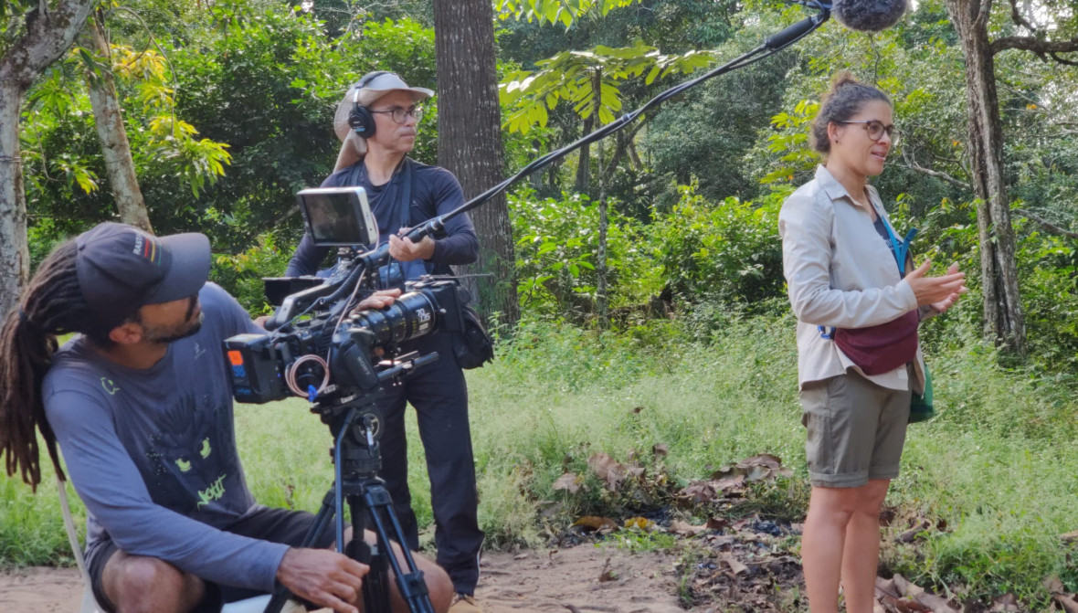 Cecilia Oliveira, Mariana Lacerda and the film production crew in the community of Igapó-Açu.