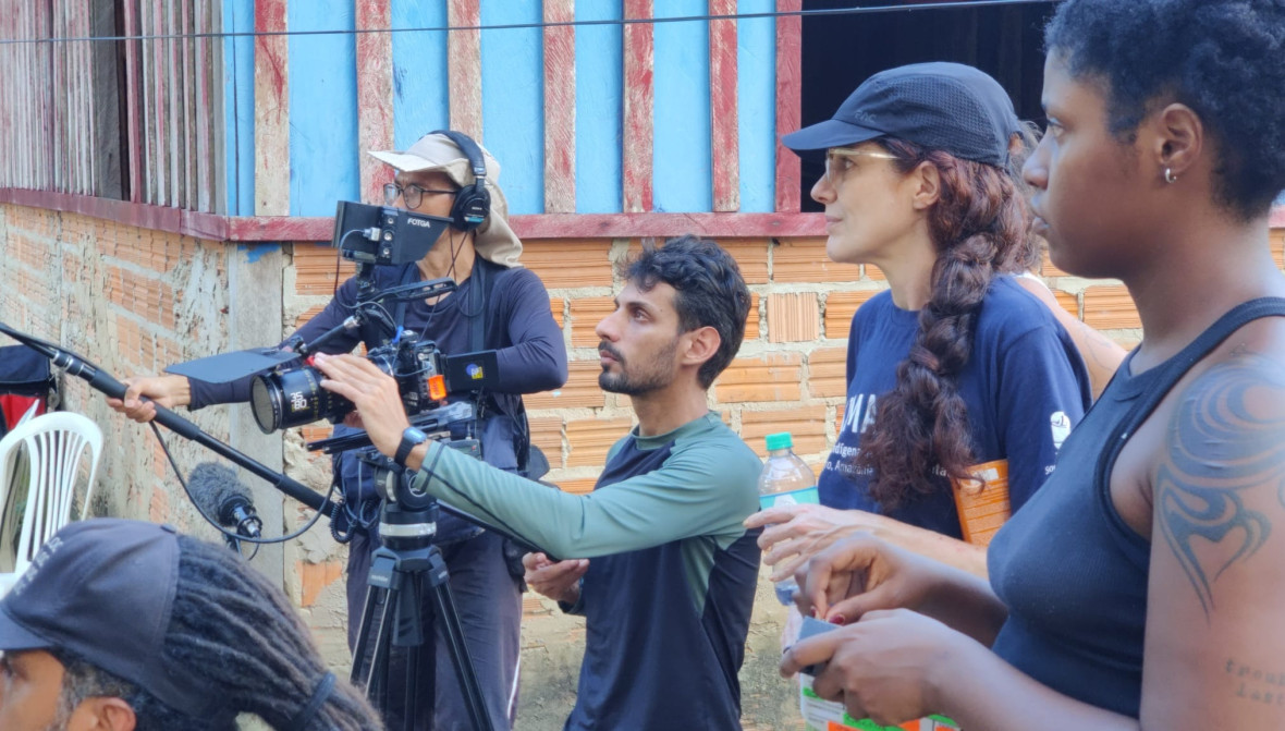 Cecilia Oliveira, Mariana Lacerda and the film production crew in the community of Igapó-Açu.