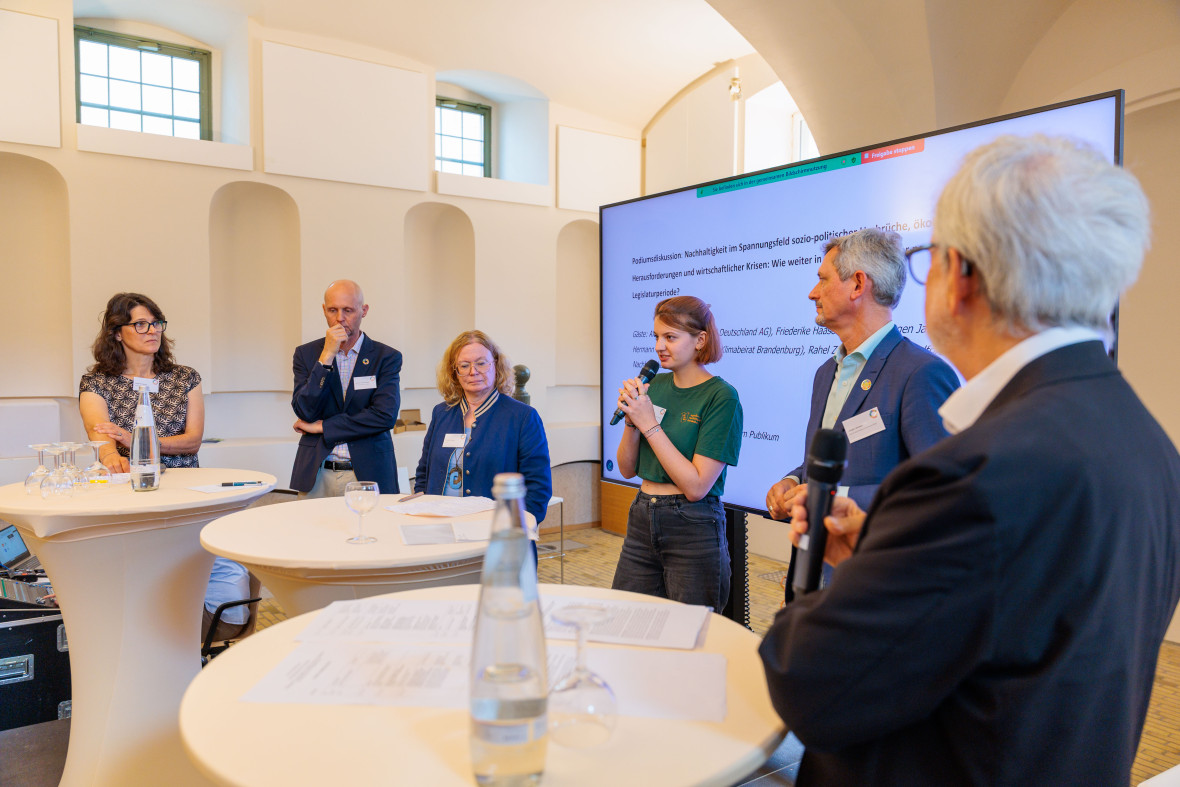 Paneldiskussion (v.l.): Alexandra Decker (CEMEX Deutschland AG), Hermann Lotze-Campen (PIK und Klimabeirat Brandenburg), Friederike Haase (MWAEK), Rahel Zimmermann (Jugendforum Nachhaltigkeit Brandenburg), Jürgen Janssen (RNE).