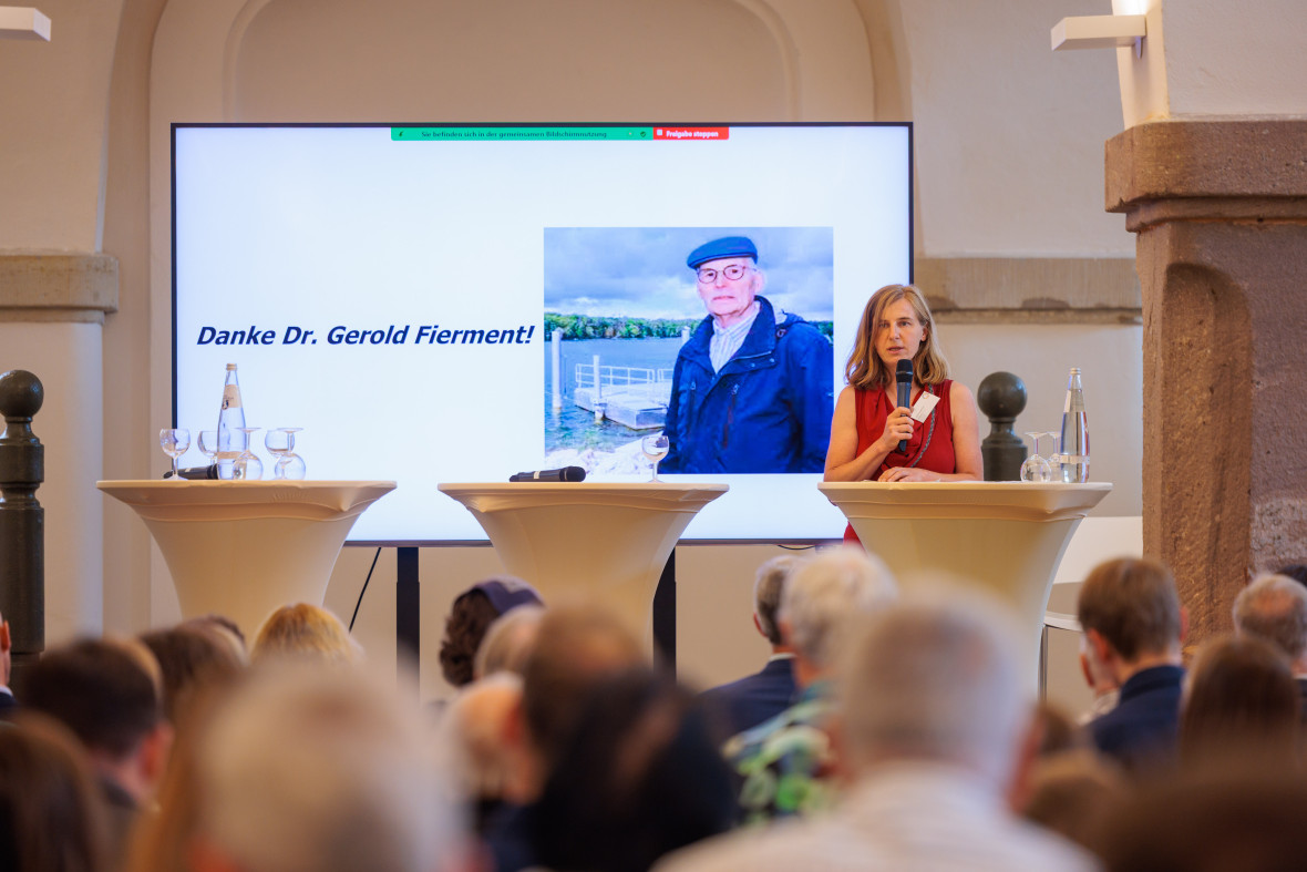 Gedenken an Gerold Fierment, Mitbegründer und Sprecher der Brandenburgischen Werkstatt Lokale Agenda 21, Mitbegründer und ehemaliges Vorstandsmitglied des Vereins Brandenburg 21 e.V. und Mitglied des 1. Nachhaltigkeitsbeirats Brandenburgs.