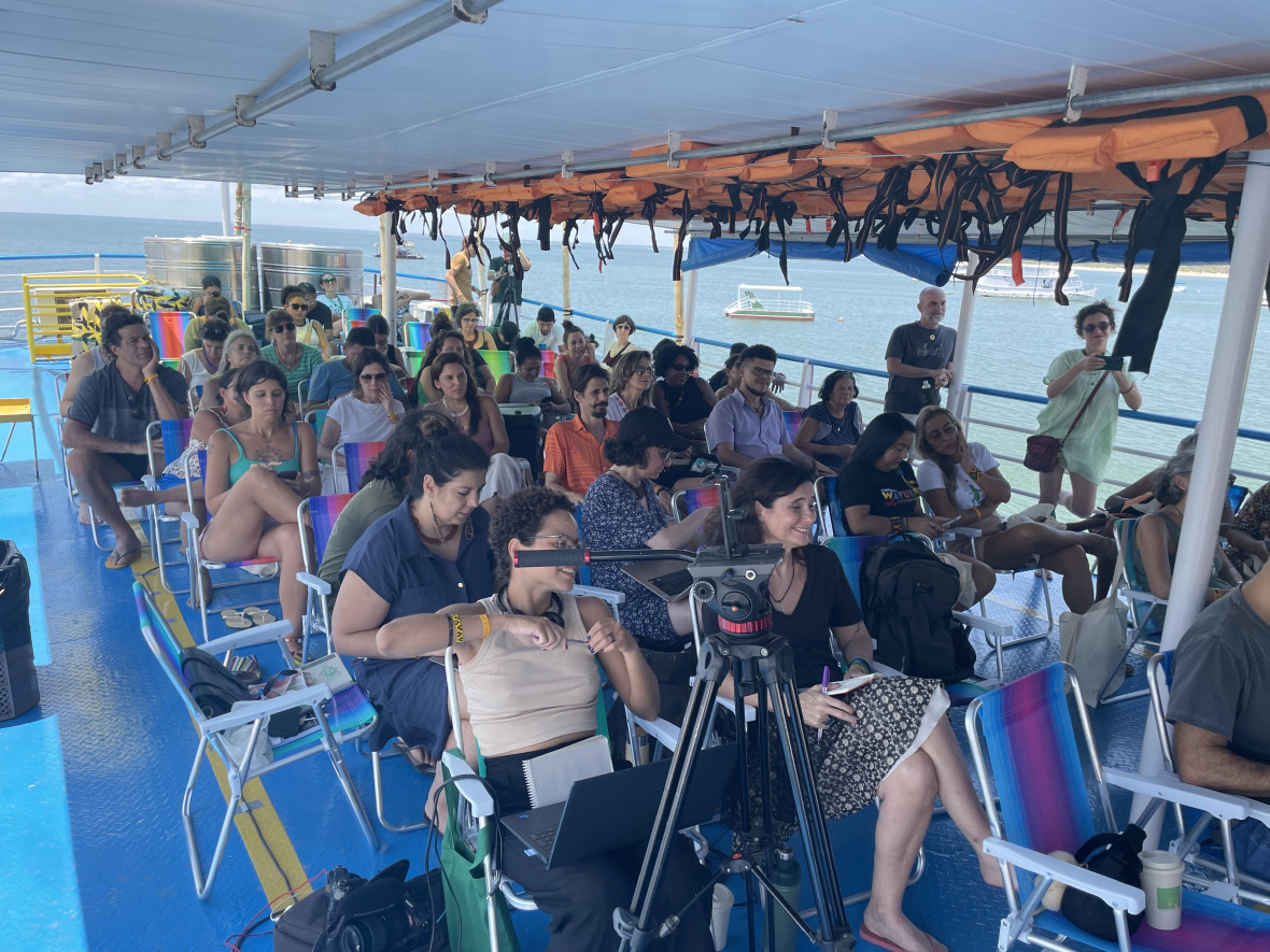 Einige der Passagiere leben an vorderster Front der Klimakrise und sind mit den Auswirkungen von Mega-Infrastrukturprojekten konfrontiert. 