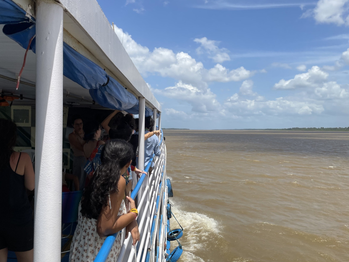Soja und Mais werden auch per Lastkahn auf dem Amazonas nach Santarém transportiert, wo Seeschiffe die Fracht zu Märkten in Europa und Asien befördern.