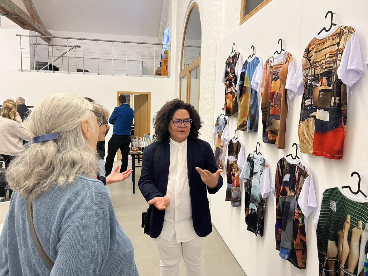 Samir Dams erläutert seine Installation "Ocupação dos Mercadores".