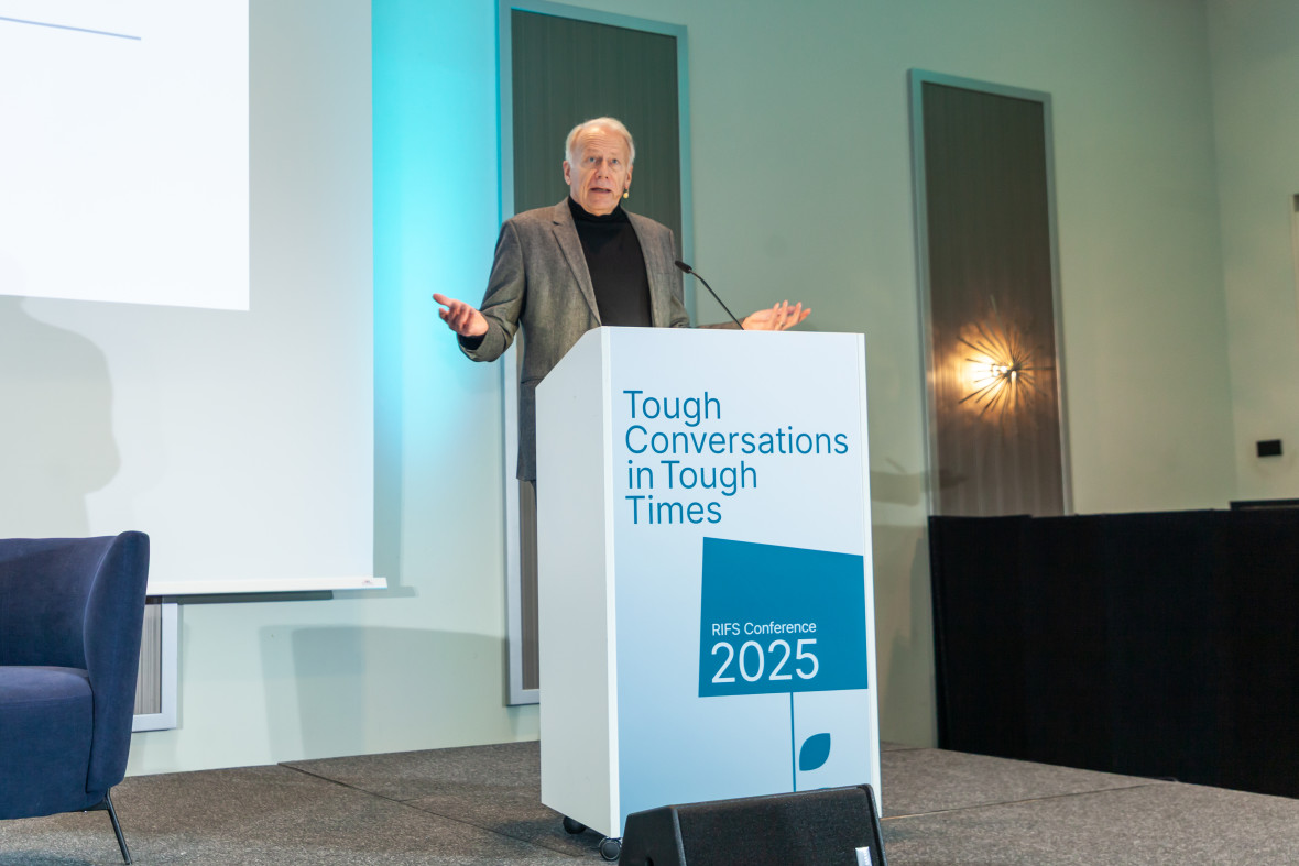 Der frühere Bundesumweltminister Jürgen Trittin bei seiner Keynote "Facts, lies, feelings — tough times for science" (Fakten, Lügen, Gefühle - schwierige Zeiten für die Wissenschaft).