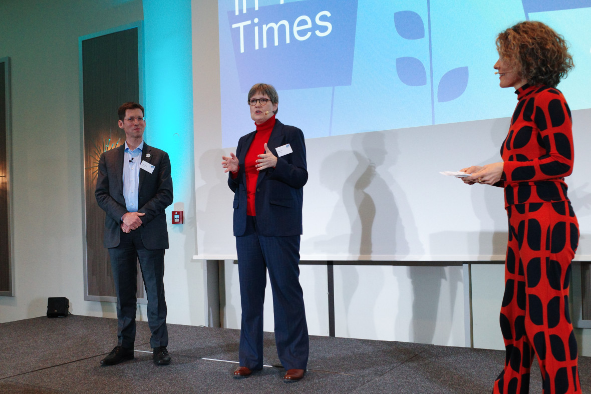 RIFS-Direktor Mark Lawrence, RIFS-Direktorin Doris Fuchs mit Moderatorin Julia Vismann bei der Eröffnung.
