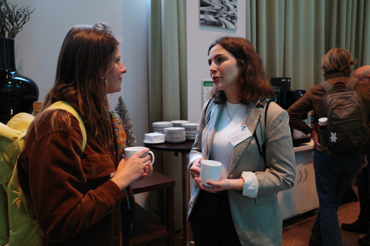 Konferenzteilnehmerinnen im Gespräch