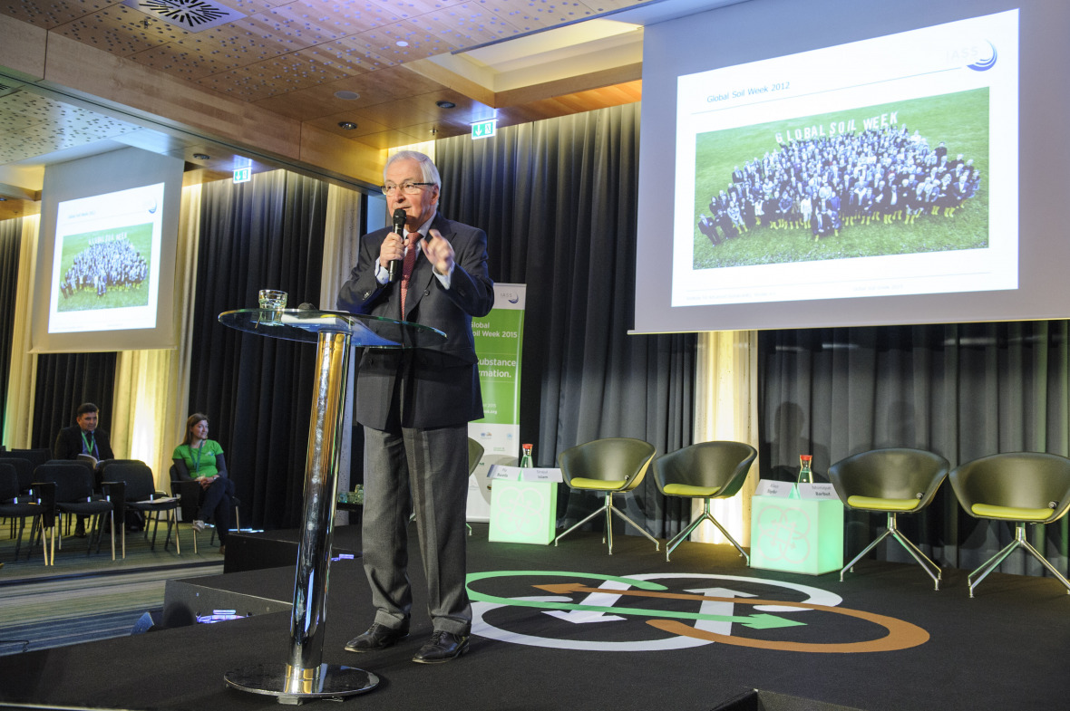 IASS-Exekutivdirektor Klaus Töpfer: Boden ist wirklich die Grundlage des Wandels. (c)IASS/Piero Chiussi (Agentur StandArt)