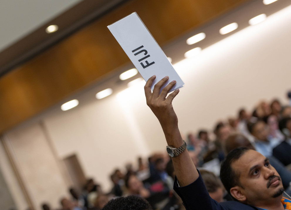 Der Vertreter aus Fidschi stellt eine Frage zur Geschäftsordnung.