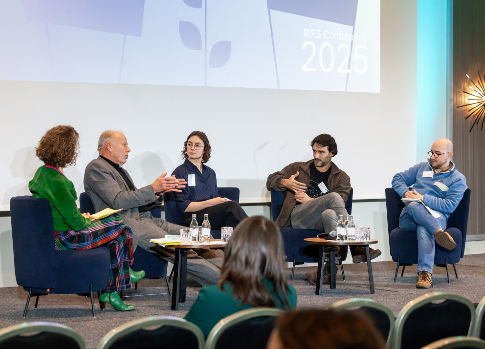 RIFS researcher Lea Becker (centre) speaks with Jürgen Trittin (second from left) during a fishbowl discussion.