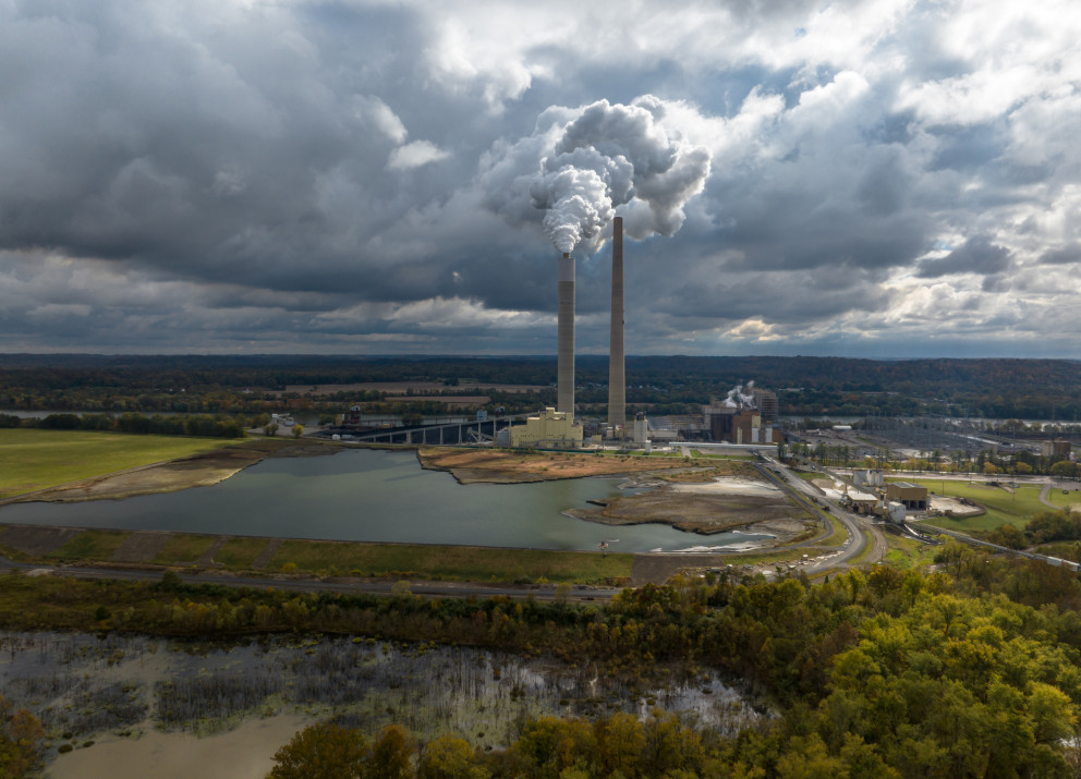 Kohlekraftwerke wie dieses in Cheshire, Ohio, sind eine Gefahr für Gesundheit und Klima. Dennoch hat Präsident Trump jetzt eine wichtige Entscheidung aus der Obama-Ära rückgängig gemacht, die allen Maßnahmen zur Eindämmung klimaschädlicher Gase auf Bundesebene zugrunde lag.