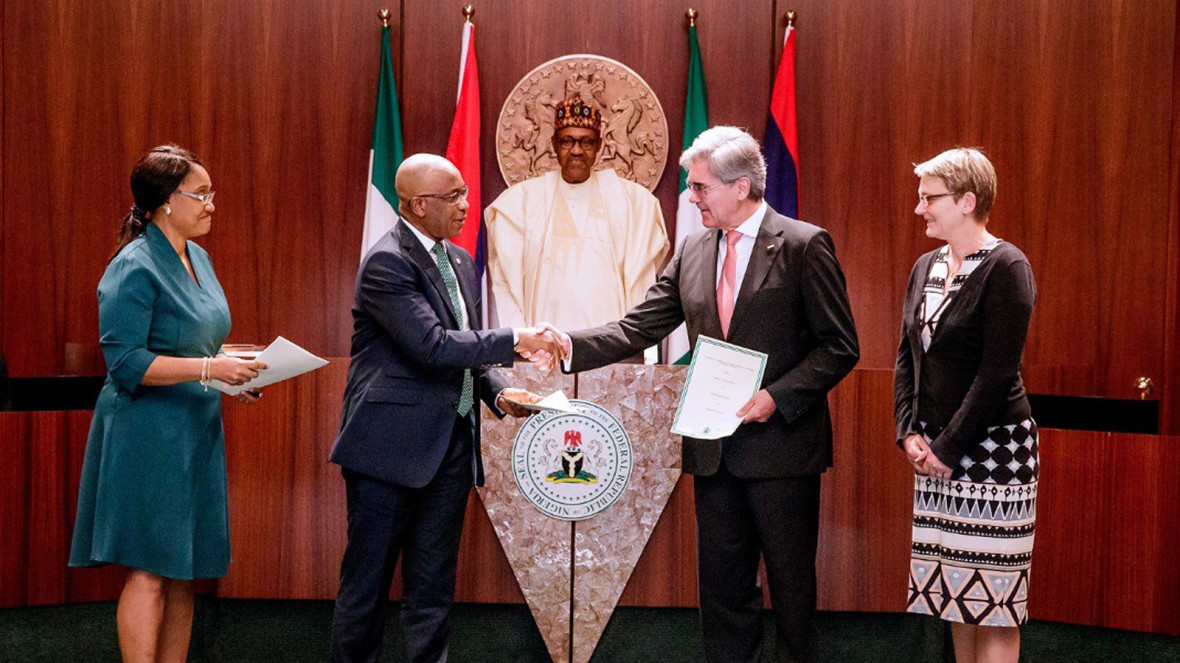 Unterzeichnung der Vereinbarung zur Umsetzung der Roadmap zur Elektrifizierung Nigerias in Abuja. Von links nach rechts: Onyeche Tifase, CEO Siemens Nigeria, Alex Okoh, Director General des Bureau of Public Enterprises, Joe Kaeser, Vorstandsvorsitzender der Siemens AG und Regine Hess, stellvertretende Botschafterin Deutschlands in Nigeria.