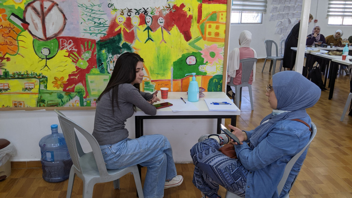 Studentinnen üben die Durchführung der Umfrage