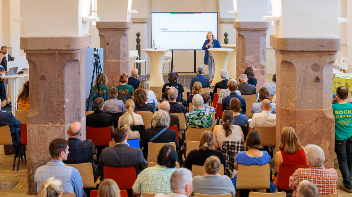 Friederike Haase, Staatssekretärin im Ministerium für Wirtschaft, Arbeit, Energie und Klimaschutz des Landes Brandenburg, hob den Beitrag der Nachhaltigkeitsplattform zur politischen Meinungsbildung in Brandenburg hervor. 