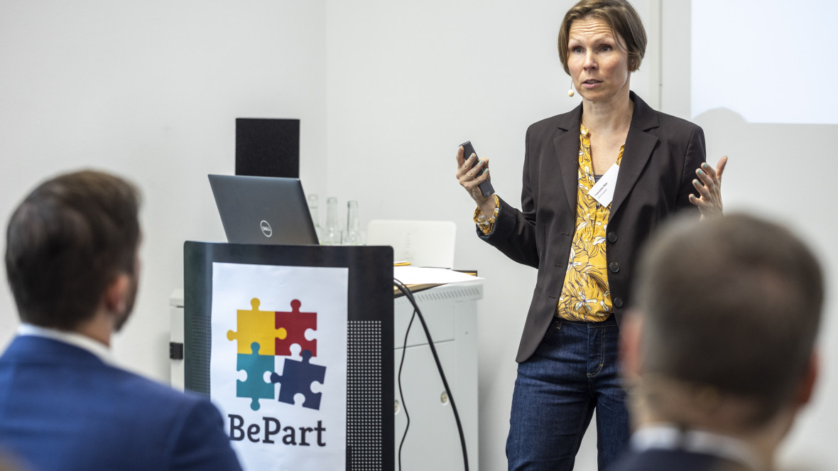 Projektleiterin Franziska Mey (RIFS) stellt die Ergebnisse vor.