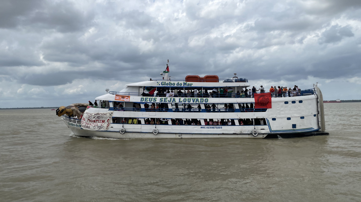 Überall im Amazonasgebiet werden neue Abbau- und Infrastrukturprojekte unter dem Banner der „Entwicklung“ vorangetrieben. Trotz dieses Drucks schaffen die lokalen Gemeinschaften weiterhin neue Formen des Lebens und des Widerstands.