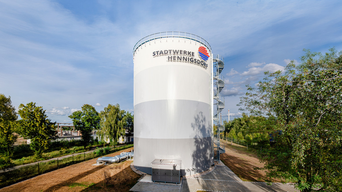 Die kommunale Wärmewende stellt einen Suchprozess dar, in dem lokal passende Lösungen gefunden werden müssen. In Hennigsdorf wurde ein Wärmespeicher anteilig crowdfinanziert.